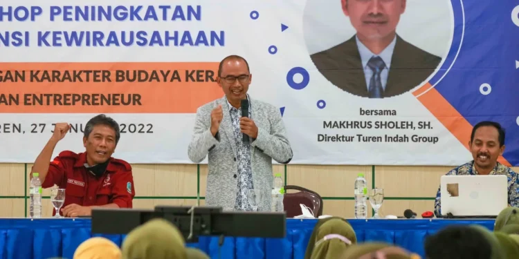 Dari kiri: Kepala SMKN 1 Turen, Drs Edy Prayoga MMTi dan Direktur Turen Indah Group, Makhrus Sholeh selaku narasumber. Foto: dok