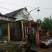 Genting rumah warga rontok saat diternjang angin kencang. foto/bpbd