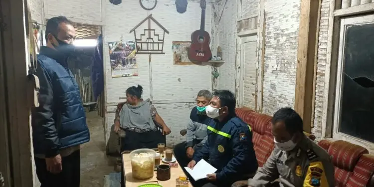 Polisi di kediaman Ponidi yang hilang di hutan