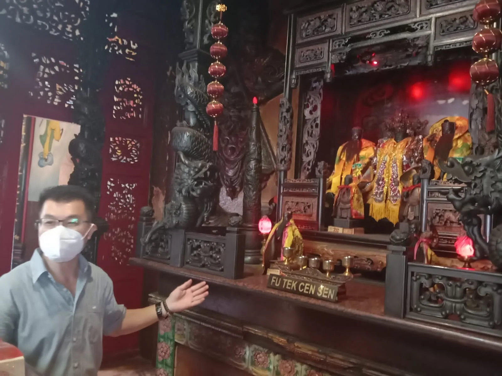 Patung Dewa Bumi di Klenteng Eng An Kiong