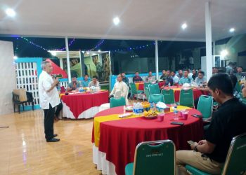 Pakar Komunikasi dan Motivator Nasional Dr Aqua Dwipayana pada malam Tahun Baru di Ruang Rekreasi Batalyon 812 Satuan 81 Komando Pasukan Khusus (Kopassus) di Cijantung, Jakarta Timur, Jumat malam (31/12/2021).