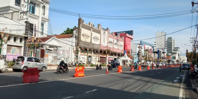 Wajah terbaru kawasan Kayutangan Heritage Kota Malang dengan lampu hiasnya. foto/M sholeh