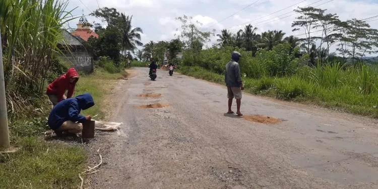 jalan berlubang