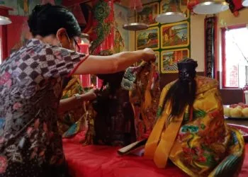 Pembersihan patung dewa di Klenteng Eng An Kiong Kota Malang