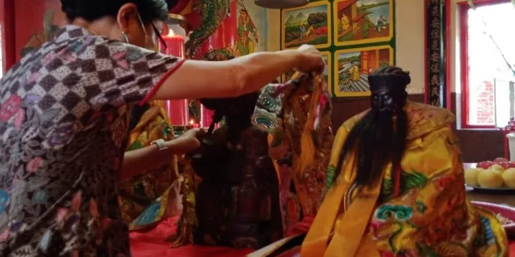 Pembersihan patung dewa di Klenteng Eng An Kiong Kota Malang