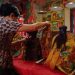 Pembersihan patung dewa di Klenteng Eng An Kiong Kota Malang