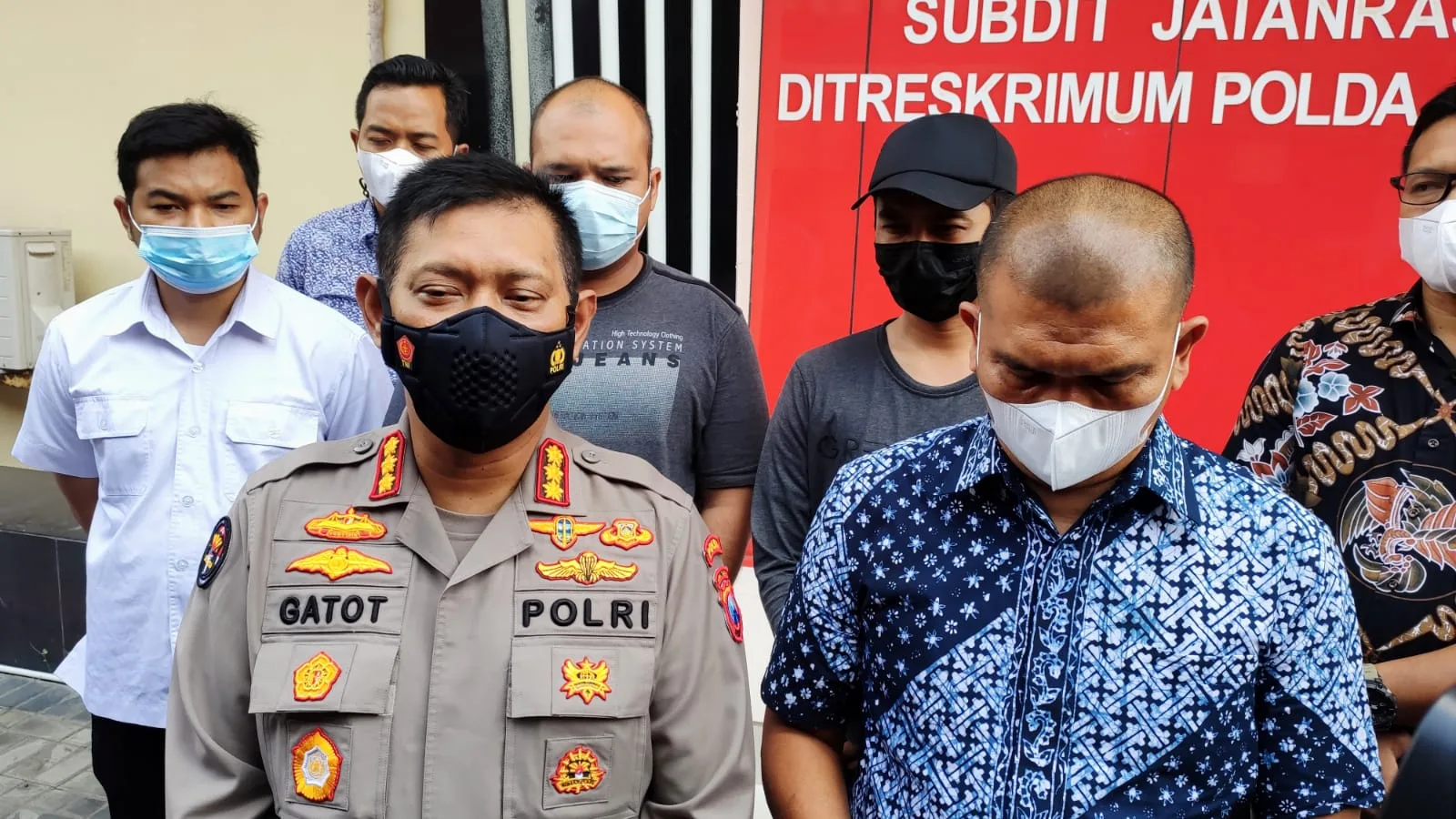 Tendang sesajen ditangkap