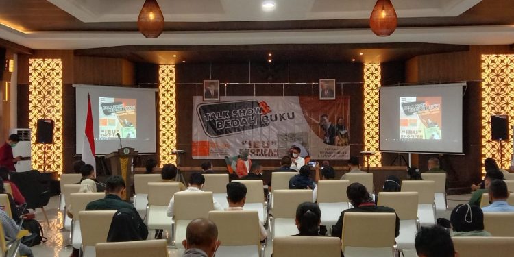Trisnadi Marjan, penulis buku IBU membedah isi buku karyanya dalam Talk Show di Kota Malang