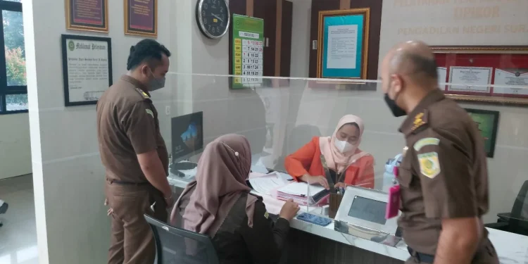Proses pelimpahan berkas perkara dugaan mark up lahan SMAN 3 Kota Batu ke Pengadilan Tipikor Surabaya, pada Rabu (2/2/2022). Foto: Kejari Batu