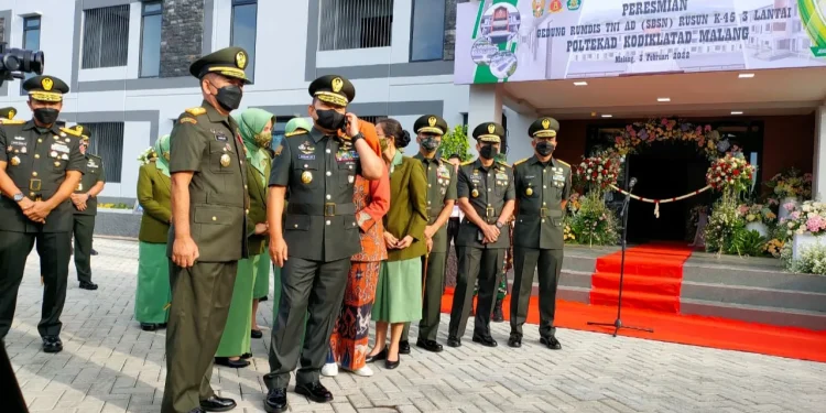 tni - Jenderal TNI Dudung Abdurachman Resmikan Gedung Rumdis Prajurit di Poltekad Kodiklat Batu