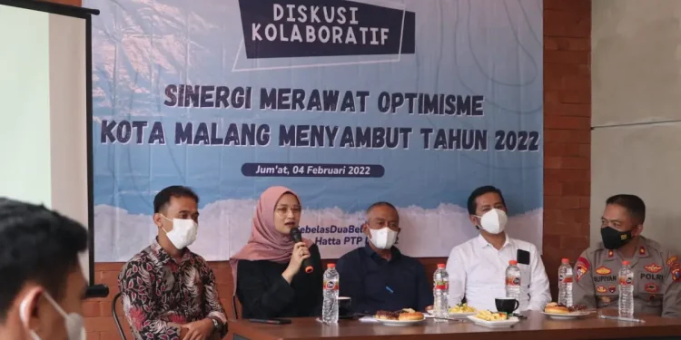 Dari kiri: Dosen FISIP Unitri Malang, Abd Rohman SSos MAp; Anggota Komisi D DPRD Kota Malang, Amithya Ratnanggani SS; Sekda Kota Malang, Erik Setyo Santoso ST MT; CEO Hasra Group sekaligus Tokoh Pemuda, M Anas Mutaqqin; Kabag Ops Polresta Malang Kota, Kompol Suppiyan SSos. Foto: Feni Yusnia