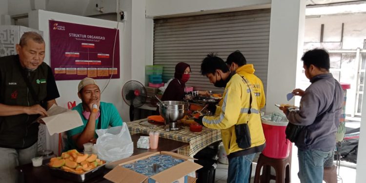 Sejumlah warga menikmati hidangan di Warung Gratis di Jalan MT Haryono Kota Malang. Foto: M Sholeh