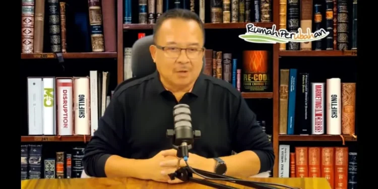 Prof Rhenald Kasali dalam videonya saat menjelaskan tentang flexing. Foto: tangkapan layar
