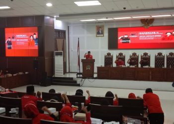 Ketua DPC PDIP Kota Malang, I Made Riandiana Kartika memberikan sambutan dalam Rakercab II DPC PDIP Kota Malang. Foto: M Sholeh
