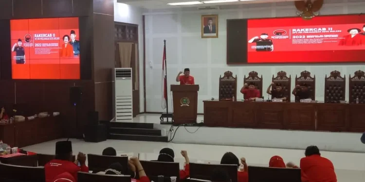 Ketua DPC PDIP Kota Malang, I Made Riandiana Kartika memberikan sambutan dalam Rakercab II DPC PDIP Kota Malang. Foto: M Sholeh