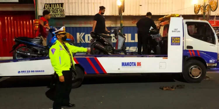 Satlantas Polresta Malang Kota menindak pengendara di Jalan Basuki Rahmat Kota Malang. Foto: Polresta Malang Kota