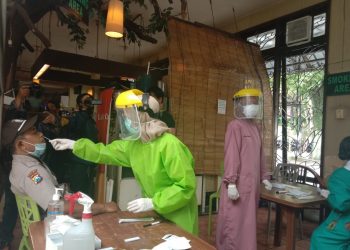 Pegawai Lai Lai Fruit Market Malang menjalani swab antigen. Foto: M Sholeh