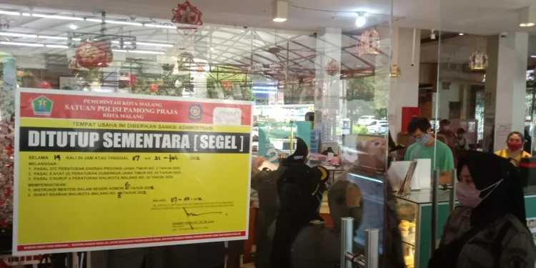 malang - Satpol PP Kota Malang Segel Lai Lai Fruit Market