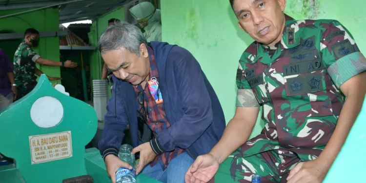 komunikasi - Pakar Komunikasi Dr Aqua Dwipayana Ziarah ke Makam Bapaknya Pangdam XIV/Hasanuddin Mayjen TNI Andi Muhammad