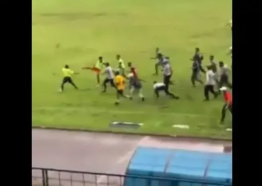 Tangkapan layar kericuhan usai pertandingan Farmel FC vs NZR Sumbersari FC.