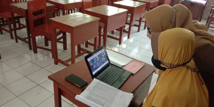 Guru di Kota Malang mengajar secara daring di kelas. Foto: M Sholeh