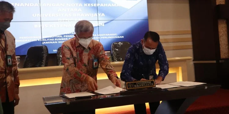 Penandatanganan nota kesepahaman antara UB dengan BPJS Ketenagakerjaan oleh Warek II UB, Prof Drs Gugus Irianto dan Deputi Direktur Wilayah BPJS Ketenagakerjaan Jawa Timur, Deny Yusyulian. Foto: Feni Yusnia