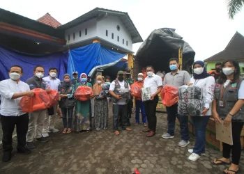 Gandeng Tugu Media Group, OJK Malang Salurkan Bantuan Rp 185 Juta ke Korban Erupsi Gunung Semeru
