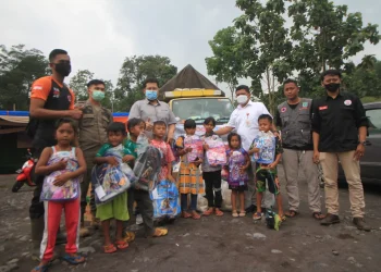 Keceriaan Anak-anak Pengungsi Erupsi Gunung Semeru saat Mendapat Tas Sekolah Baru dari OJK Malang