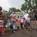 Rombongan OJK Malang bersama Tugu Media Group membagikan bantuan tas sekolah untuk anak-anak pengungsi di Desa Penanggal, Lumajang. Foto: Loah Mahfud