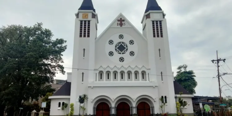 gereja - Gereja Katedral Ijen, Bangunan Berusia 88 Tahun Peninggalan Belanda