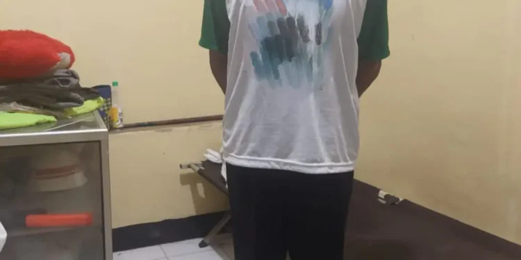 Pelaku curas, S (49) setelah ditangkap Polsek Gondanglegi. Foto: dok