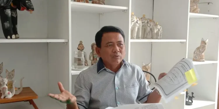 Kuasa hukum ahli waris almarhum dr Hardi, Lardi memberikan pernyataan akan menempuh jalur hukum atas tuduhan mafia tanah. Foto: M Sholeh