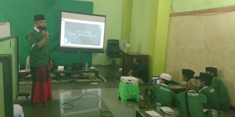 Santri Ponpes Miftachus Sunnah Surabaya menjalani Pelatihan Manajemen Live Streaming. Foto: dok