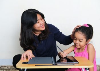 Ilustrasi penggunaan gadget pada anak. Foto: dok