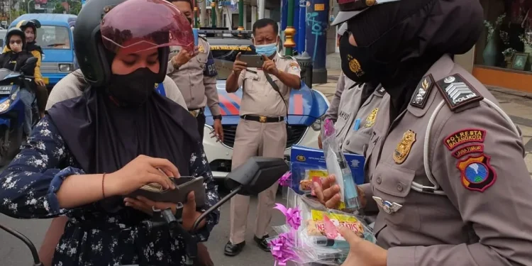 valentine - Hari Valentine, Polresta Malang Kota Bagikan Cokelat ke Pengendara