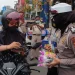 valentine - Hari Valentine, Polresta Malang Kota Bagikan Cokelat ke Pengendara