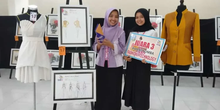 Siswa SMKN 1 Turen, Cinta Nova Sherryl Irwanda Betrina (kanan) yang meraih peringkat 3 LKS Wilker 3. Foto: dok