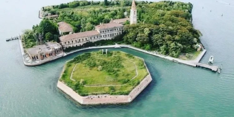 Pulau Poveglia di Italia. Foto: Instagram.com/twogirlsoneghost