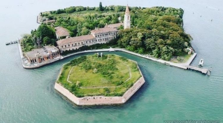 Pulau Poveglia di Italia. Foto: Instagram.com/twogirlsoneghost