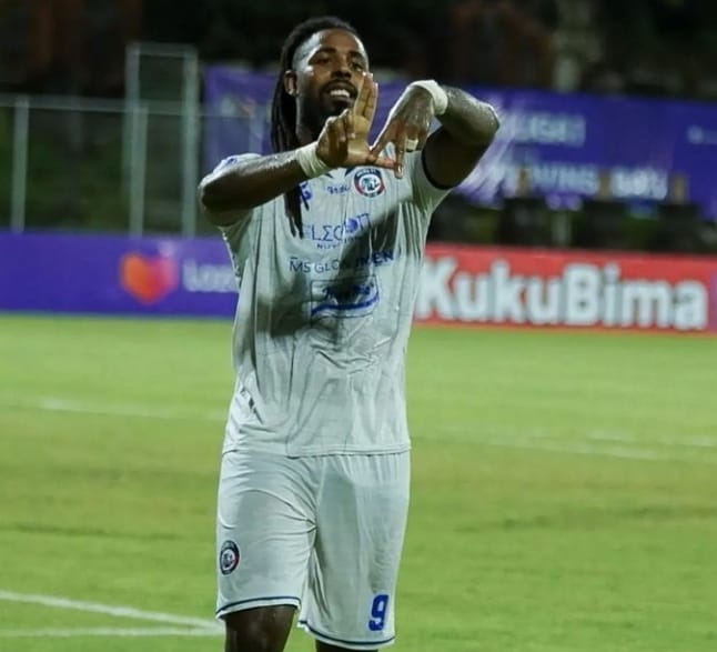 Selebrasi Carlos Fortes usai menjebol gawang Persita Tangerang. Foto: Arema FC