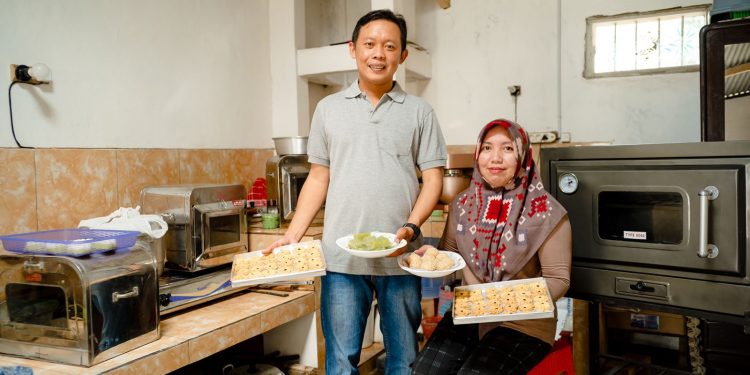 Rudi, Mitra Driver di Malang bersama istri menjalani usaha aneka kue dan jajanan pasar. Foto: dok