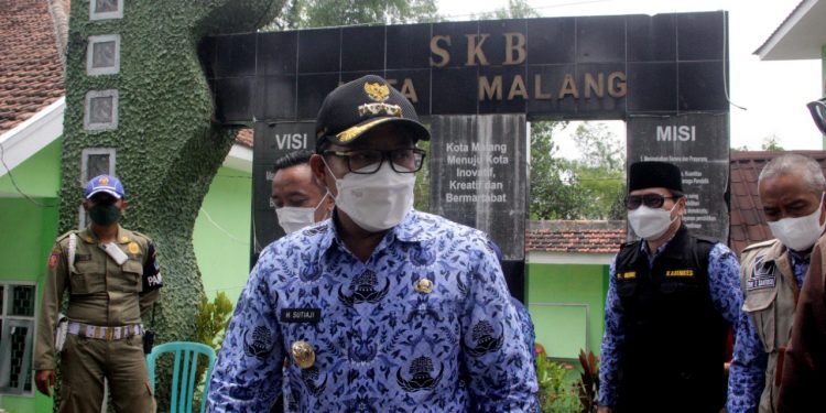 Wali Kota Malang, Sutiaji meninjau dan mulai mengoperasikan Isoter SKB Blimbing Kota Malang. Foto: Rubianto