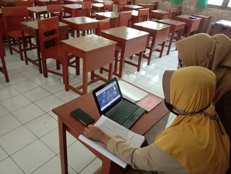 Ilustrasi guru di Kota Malang yang mengajar secara daring. Foto: M Sholeh