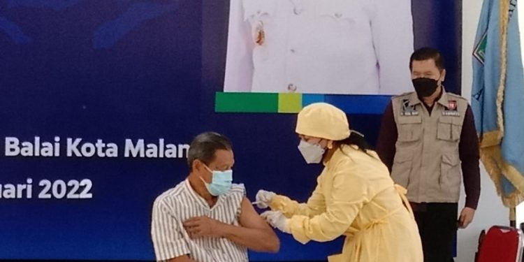 Lansia di Kota Malang menjalani vaksinasi booster. Foto: M Sholeh