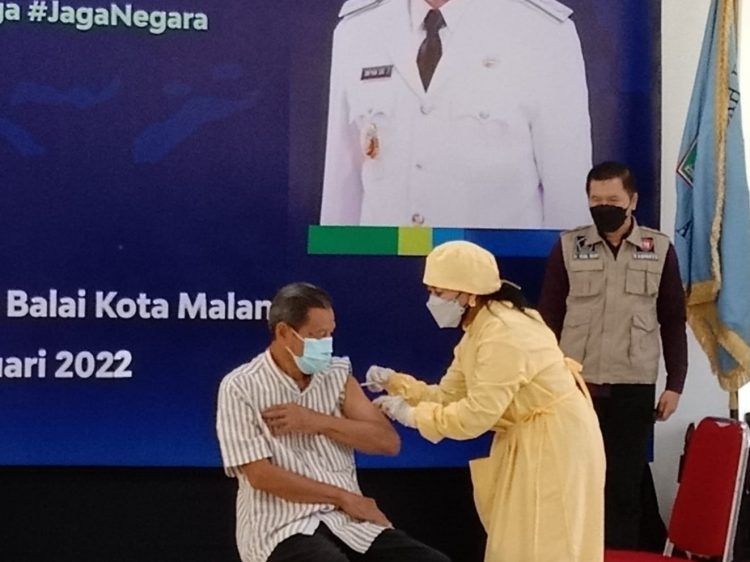 Lansia di Kota Malang menjalani vaksinasi booster. Foto: M Sholeh