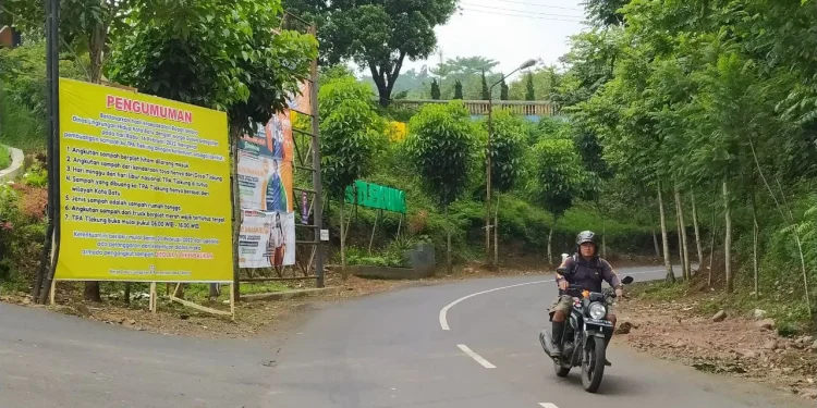 banner - Banner Protes Bau Sampah Menyengat Terpasang di TPA Tlekung