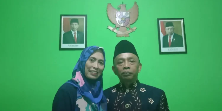 Nur Aini dan Irwandi Andi di kediamannya. Foto: M Sholeh
