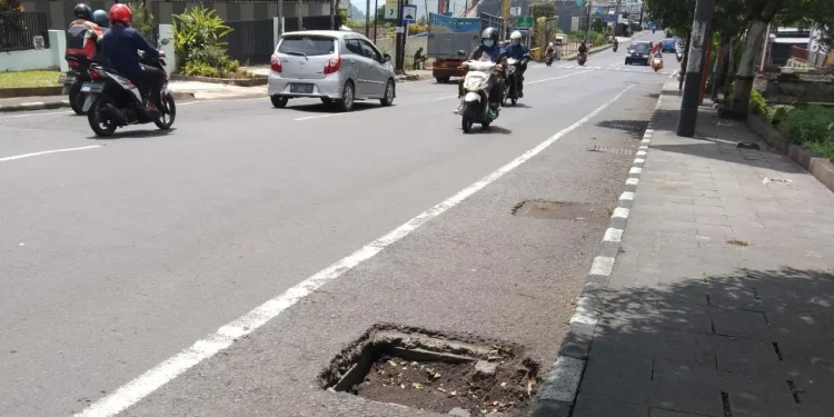 Penutup drainase hilang