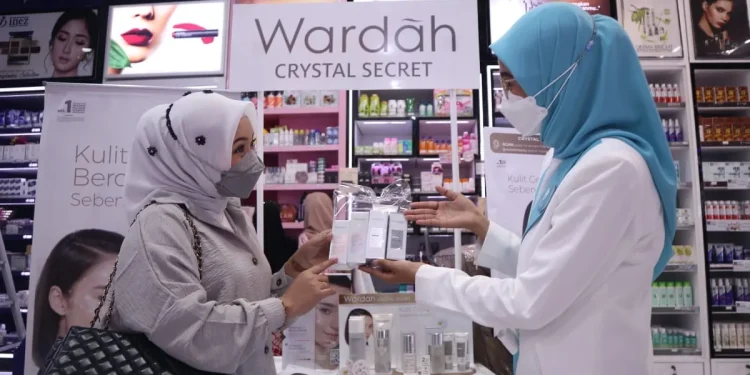 Antusias customer tertarik membeli rangkaian Wadah Crystal Secret. Foto : Feni Yusnia