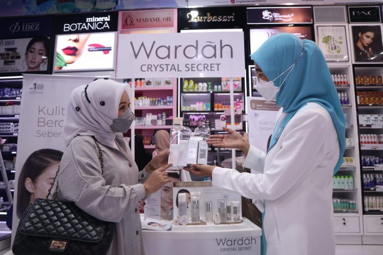 Antusias customer tertarik membeli rangkaian Wadah Crystal Secret. Foto : Feni Yusnia